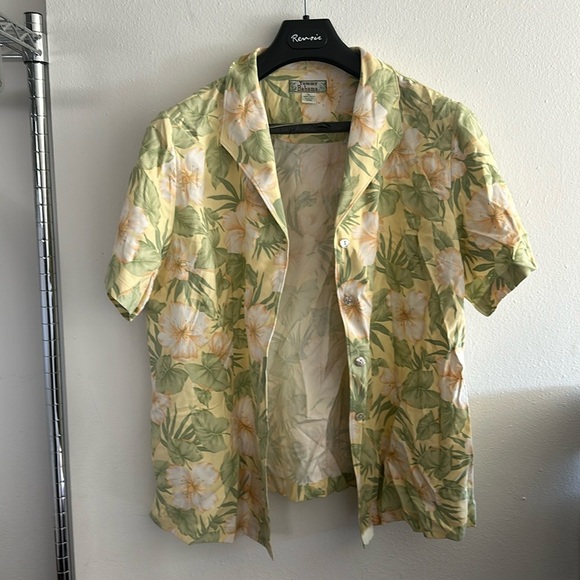 Women’s Tommy bahama Hawaiian button up - Picture 1 of 5
